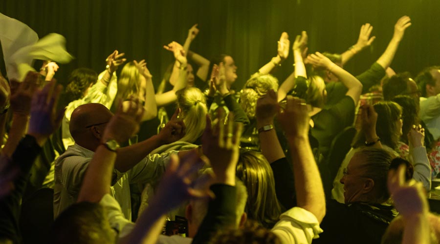 Groep gasten tijdens een feestelijke dinnershow avond