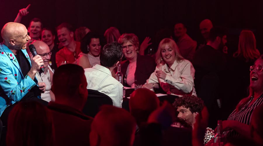 Showmoment tijdens de dinnershow met zangers, dansers en gasten